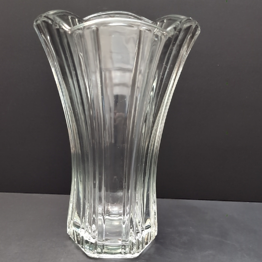Vintage Anchor Hocking  6 Sided ,Ribbed Clear Glass Vase.